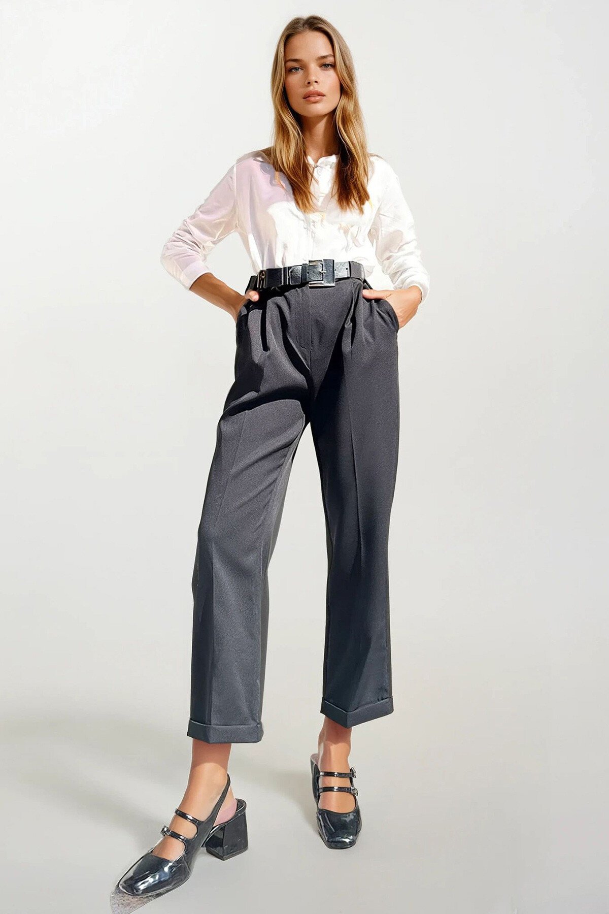 Siyah Kemer Ve Cep Detaylı Kumaş Pantolon