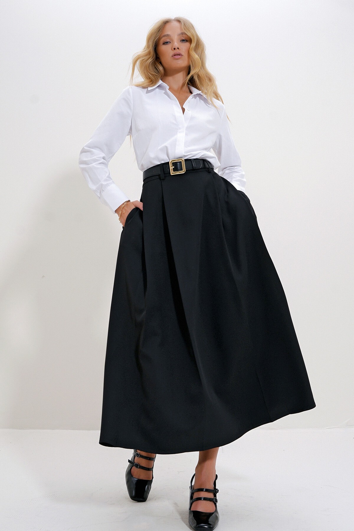 Siyah Kemerli Pili Detaylı Midiboy Dokuma Etek