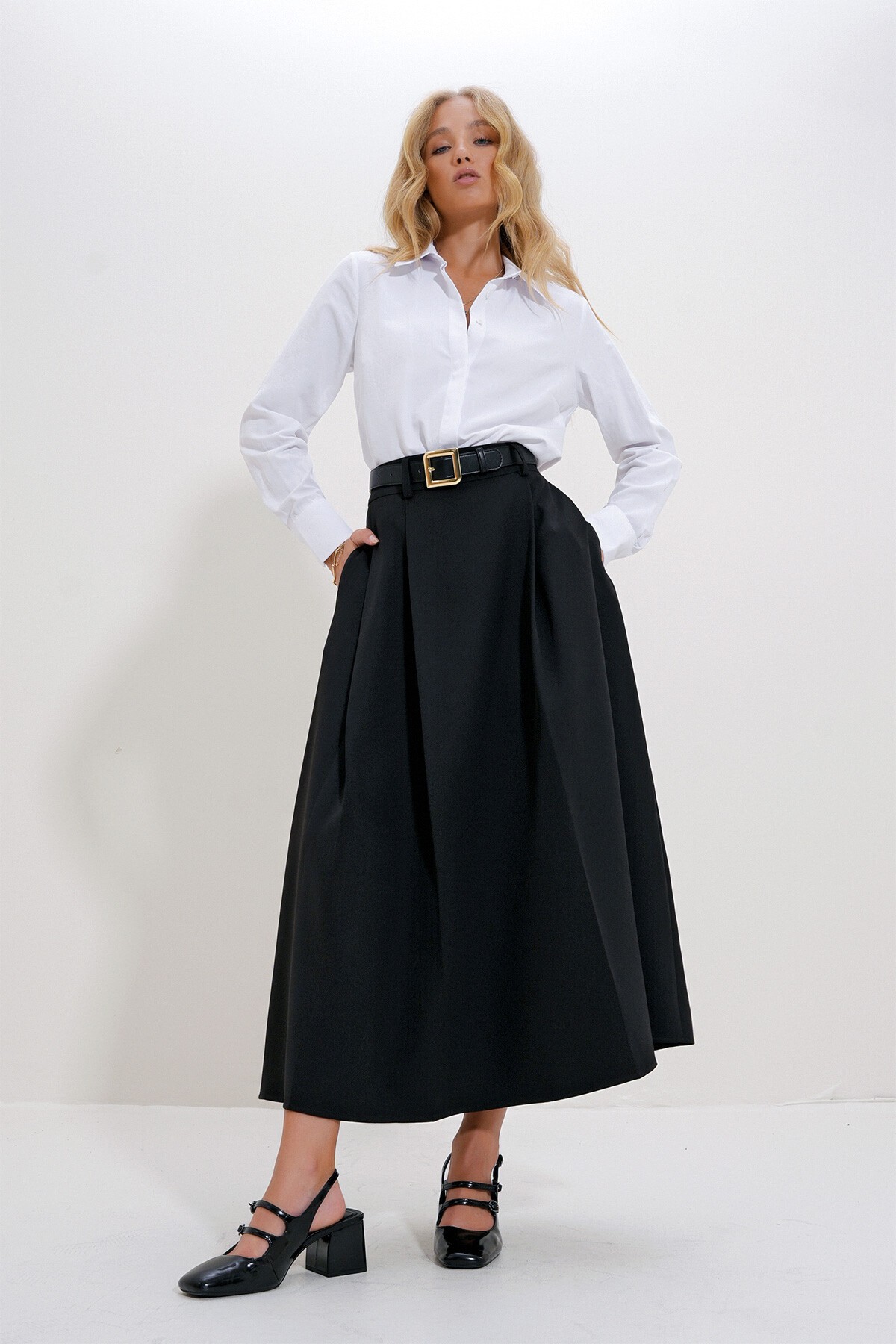 Siyah Kemerli Pili Detaylı Midiboy Dokuma Etek