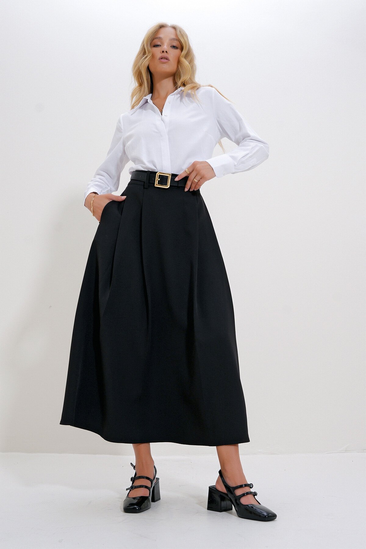 Siyah Kemerli Pili Detaylı Midiboy Dokuma Etek