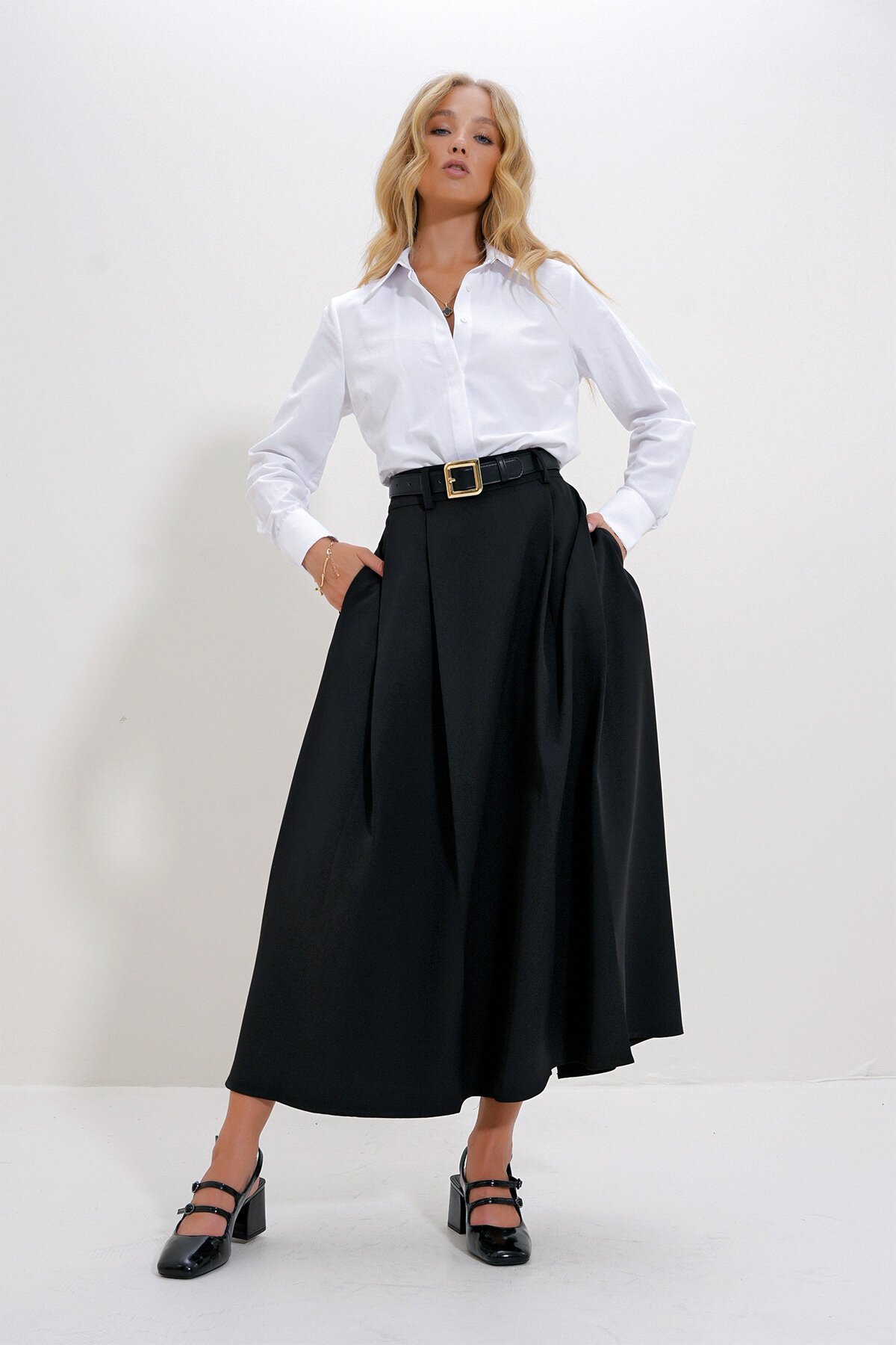 Siyah Kemerli Pili Detaylı Midiboy Dokuma Etek