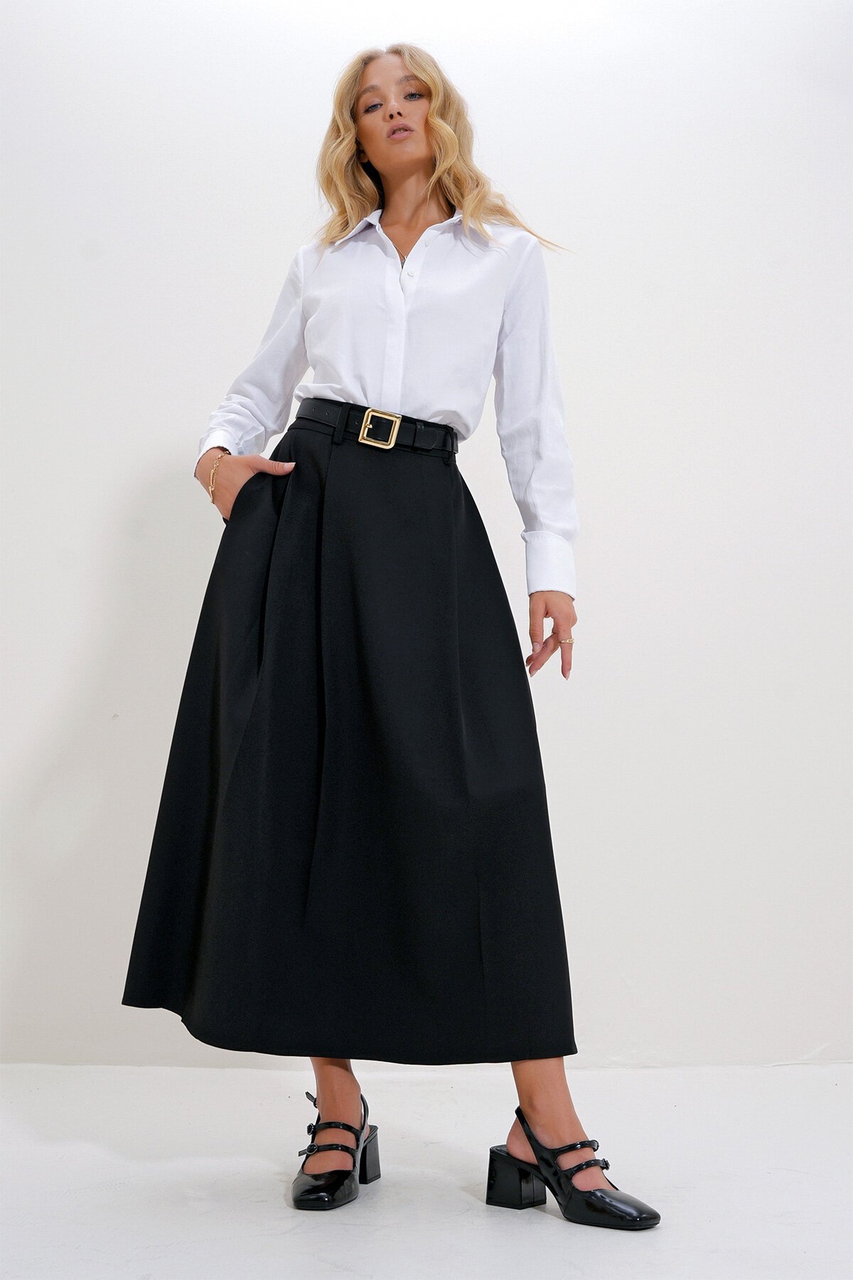 Siyah Kemerli Pili Detaylı Midiboy Dokuma Etek