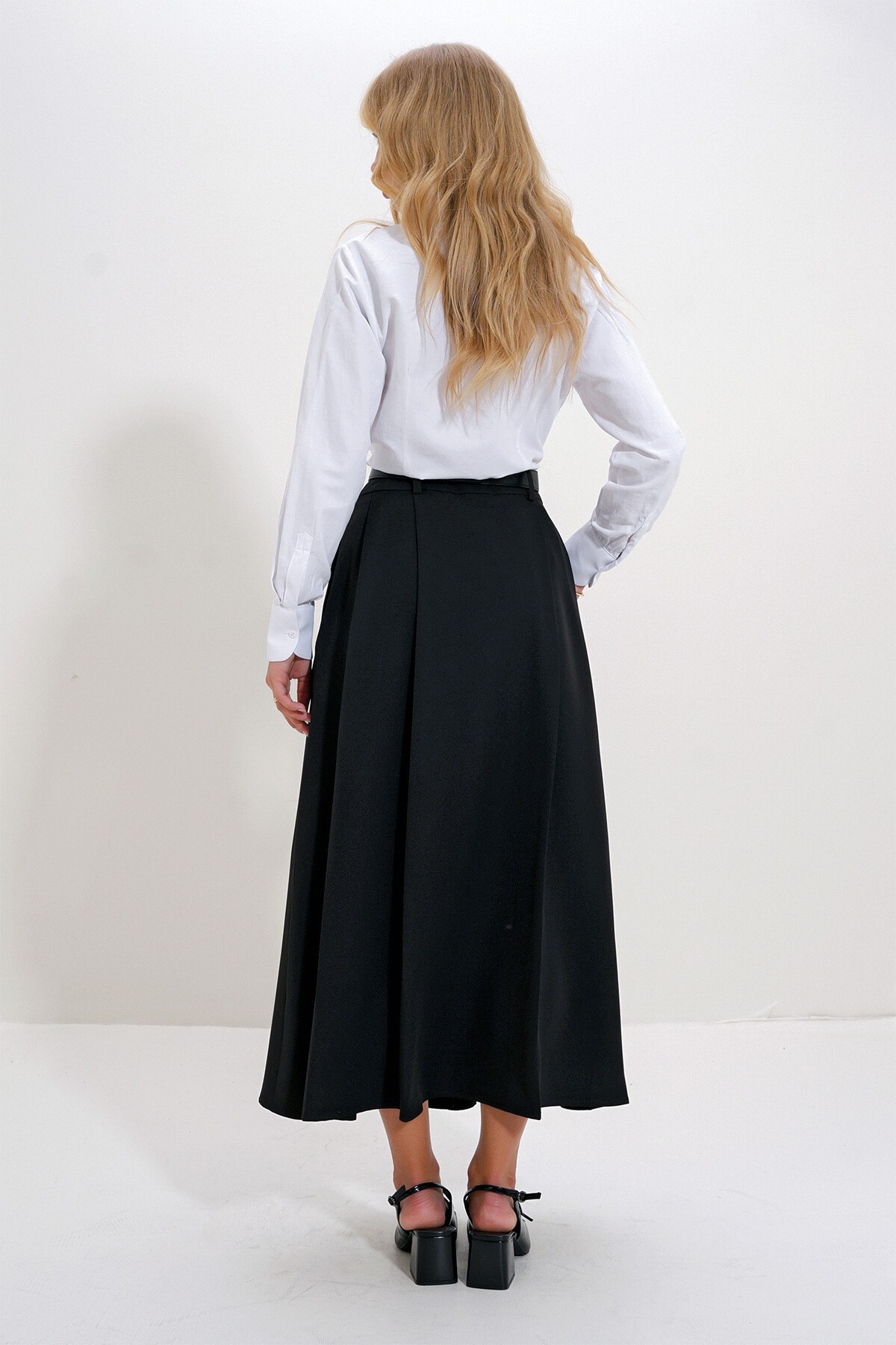 Siyah Kemerli Pili Detaylı Midiboy Dokuma Etek