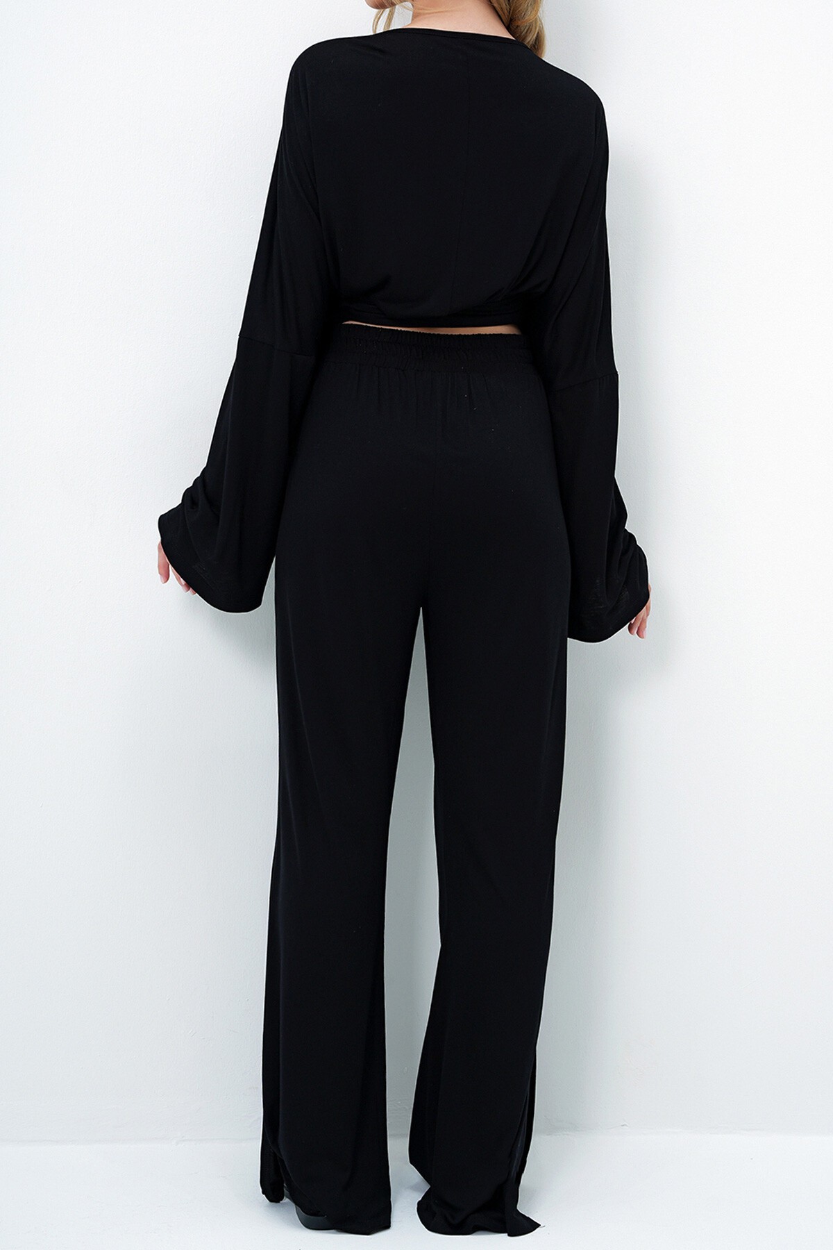 Siyah Kruvaze Yaka Bağlamalı Bluz Ve Yırtmaçlı Bol Kesim Pantolon Takım