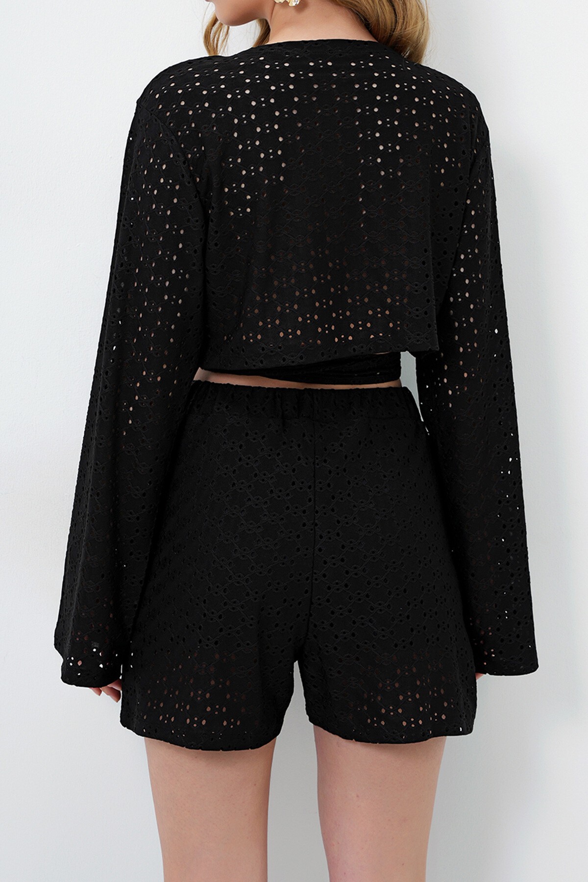 Siyah Kruvaze Yaka Belden Bağlamalı Güpür Bluz Ve İçi Astarlı Şort Takım