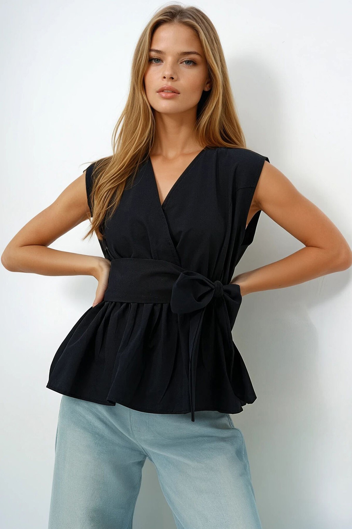 Siyah Kruvaze Yaka Eteği Volanlı Kendinden Kuşaklı Yazlık Poplin Bluz