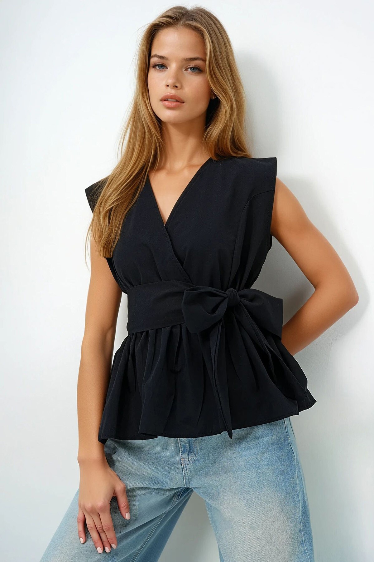 Siyah Kruvaze Yaka Eteği Volanlı Kendinden Kuşaklı Yazlık Poplin Bluz