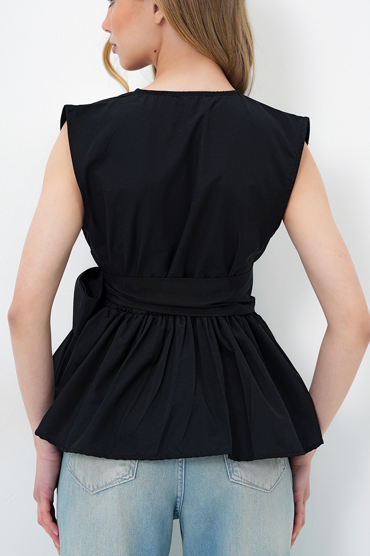 Siyah Kruvaze Yaka Eteği Volanlı Kendinden Kuşaklı Yazlık Poplin Bluz