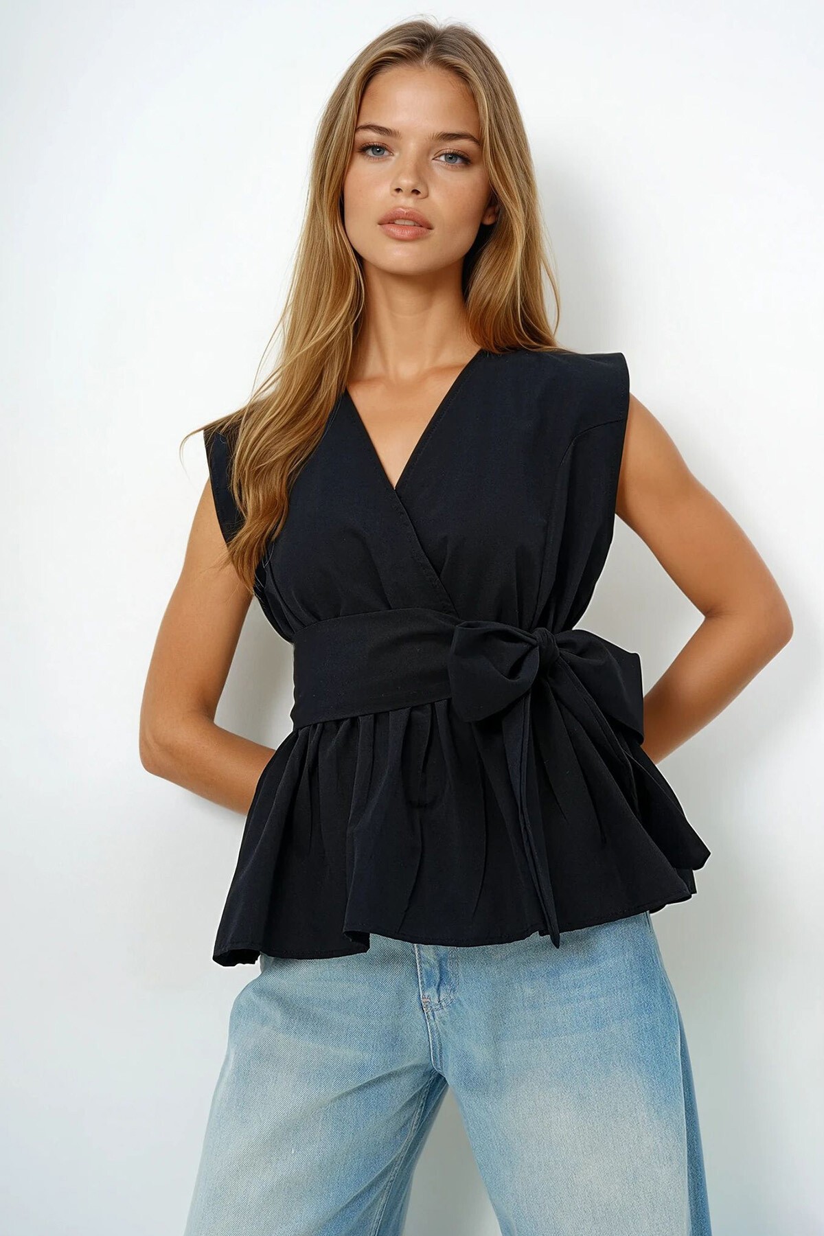 Siyah Kruvaze Yaka Eteği Volanlı Kendinden Kuşaklı Yazlık Poplin Bluz