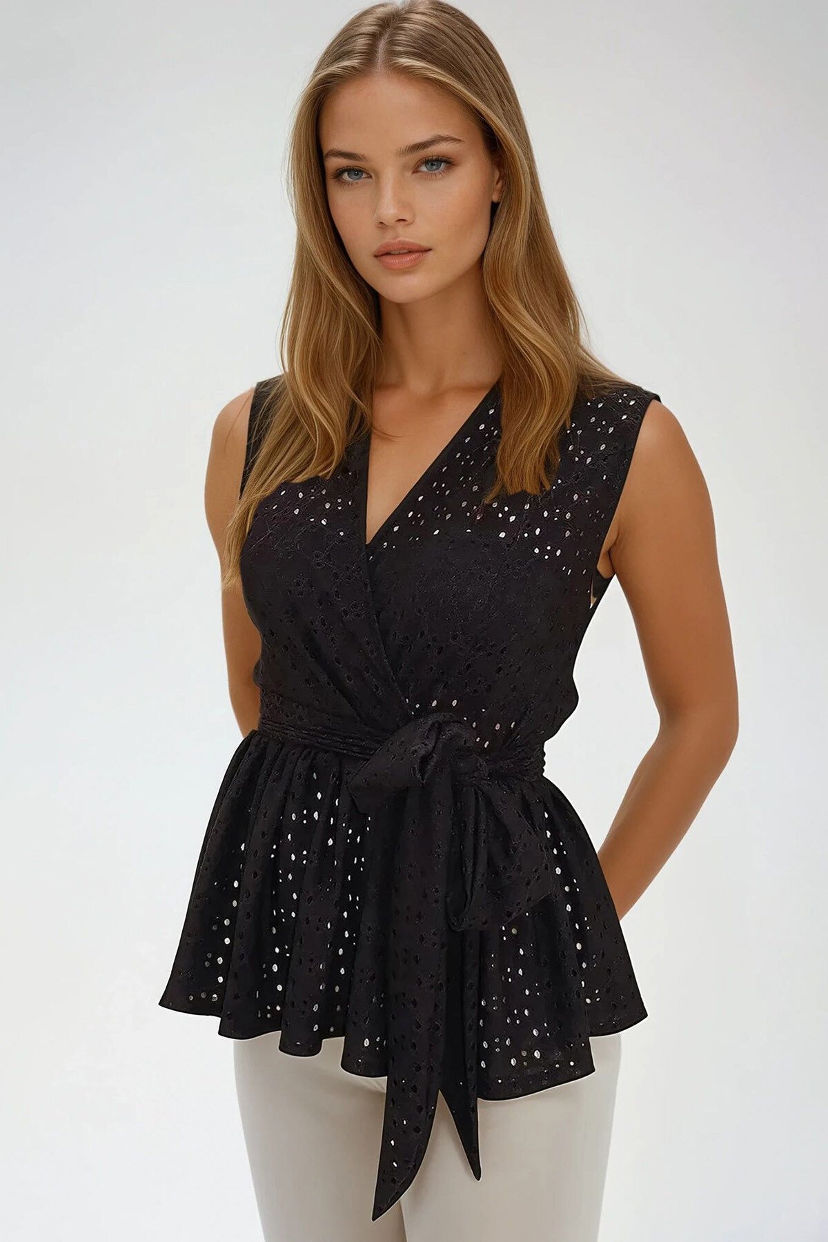 Siyah Kruvaze Yaka Kendinden Kuşaklı Eteği Volanlı Güpür Bluz