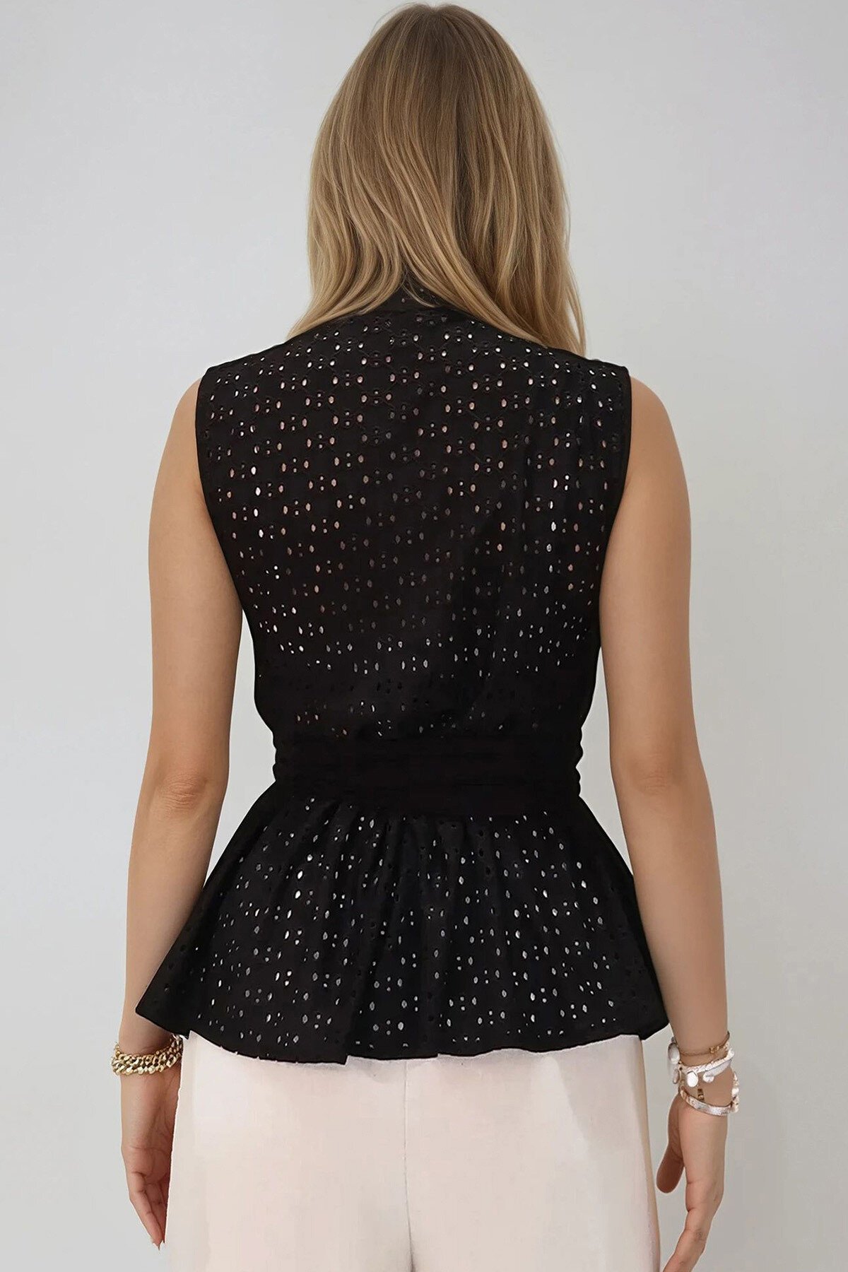 Siyah Kruvaze Yaka Kendinden Kuşaklı Eteği Volanlı Güpür Bluz