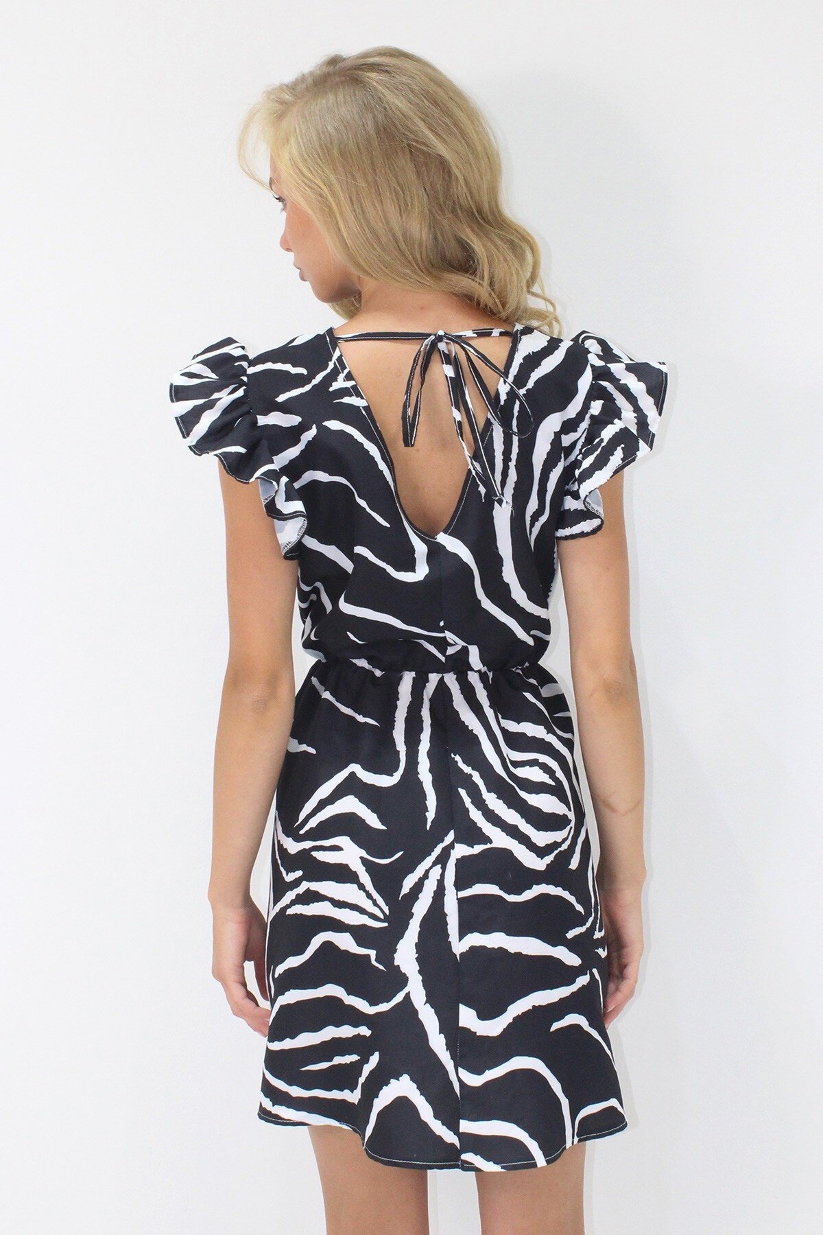 Siyah Kruvaze Yaka Sırt Dekolteli Kolu Fırfırlı Dokuma Mini Elbise