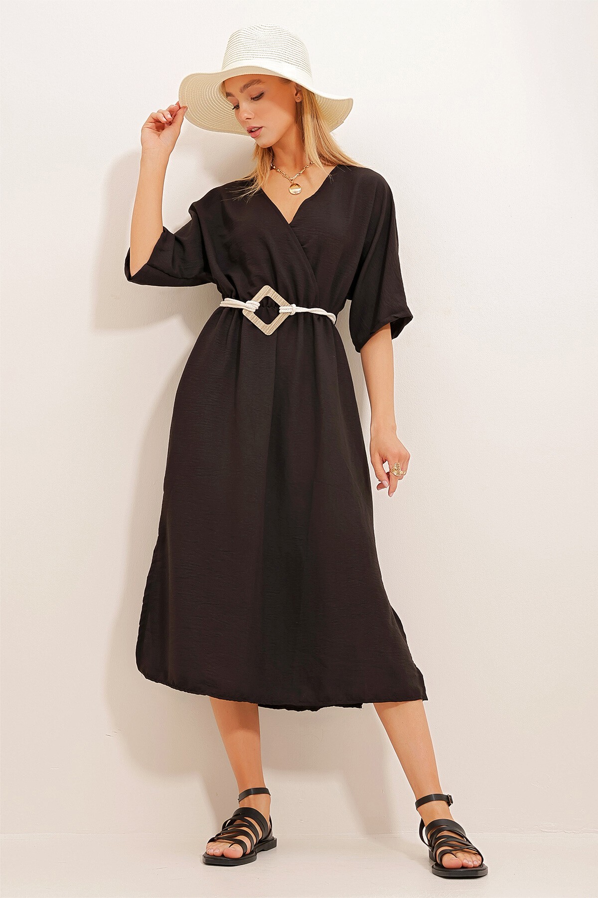 Siyah Kruvaze Yaka Yanı Yırtmaçlı Kemerli Dokuma Elbise