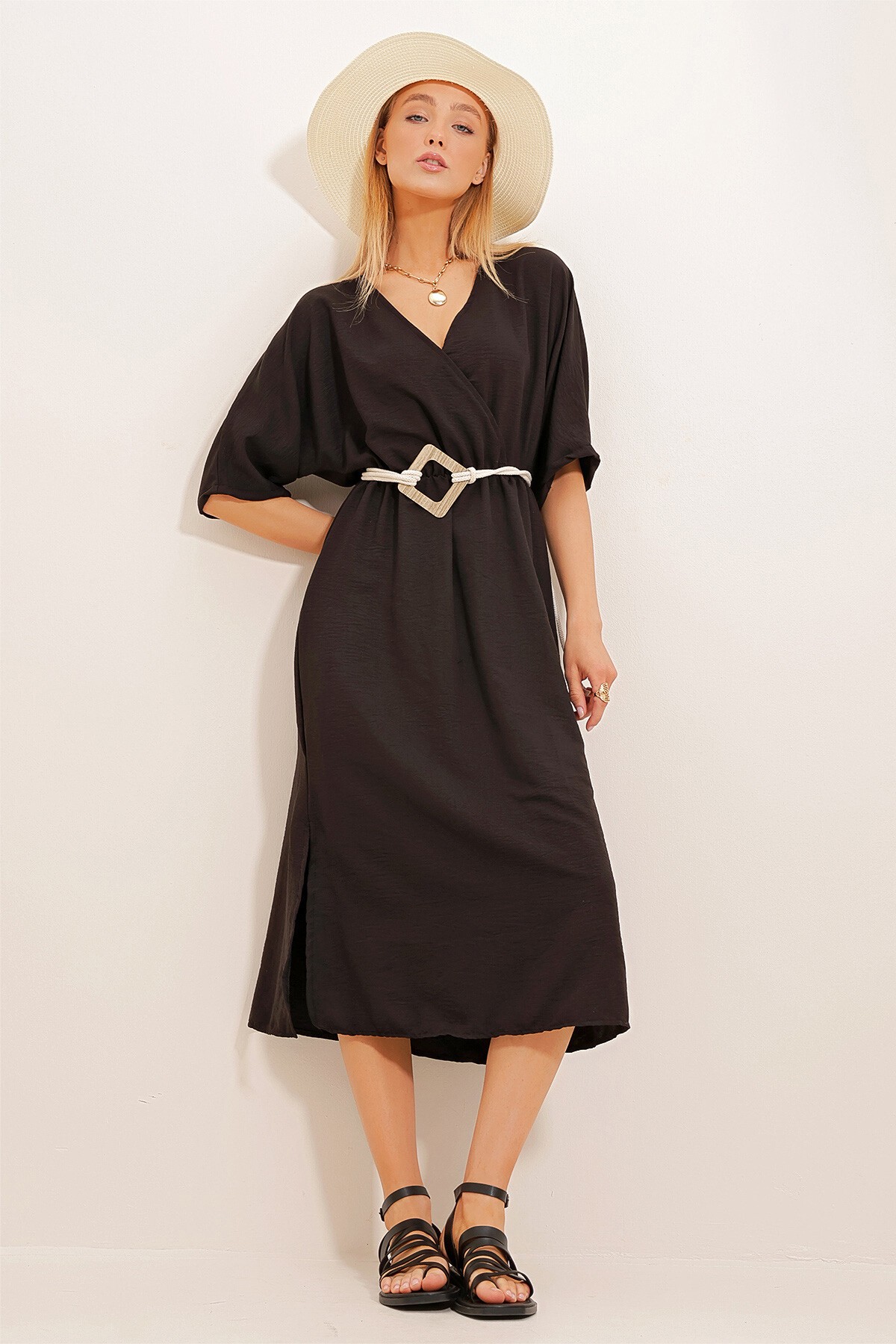 Siyah Kruvaze Yaka Yanı Yırtmaçlı Kemerli Dokuma Elbise