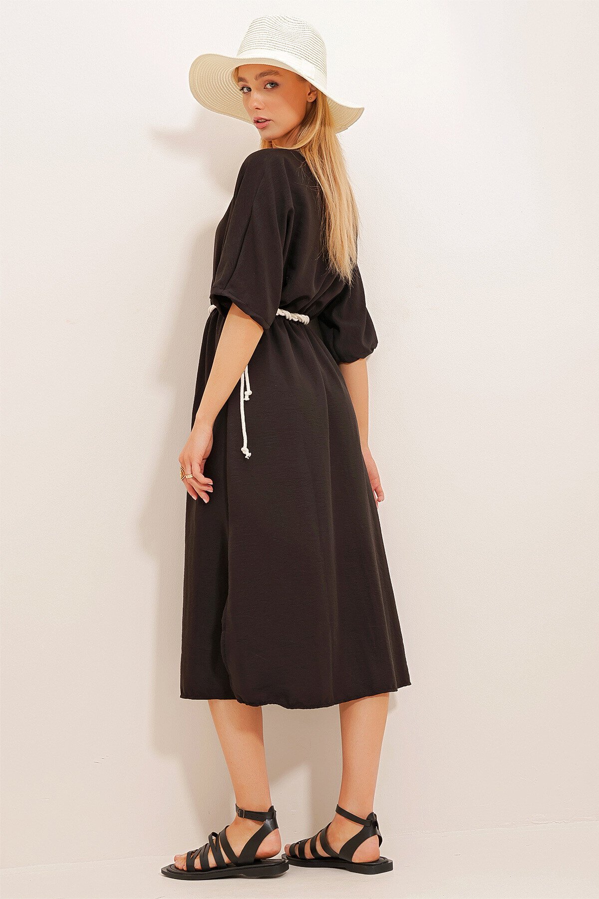 Siyah Kruvaze Yaka Yanı Yırtmaçlı Kemerli Dokuma Elbise