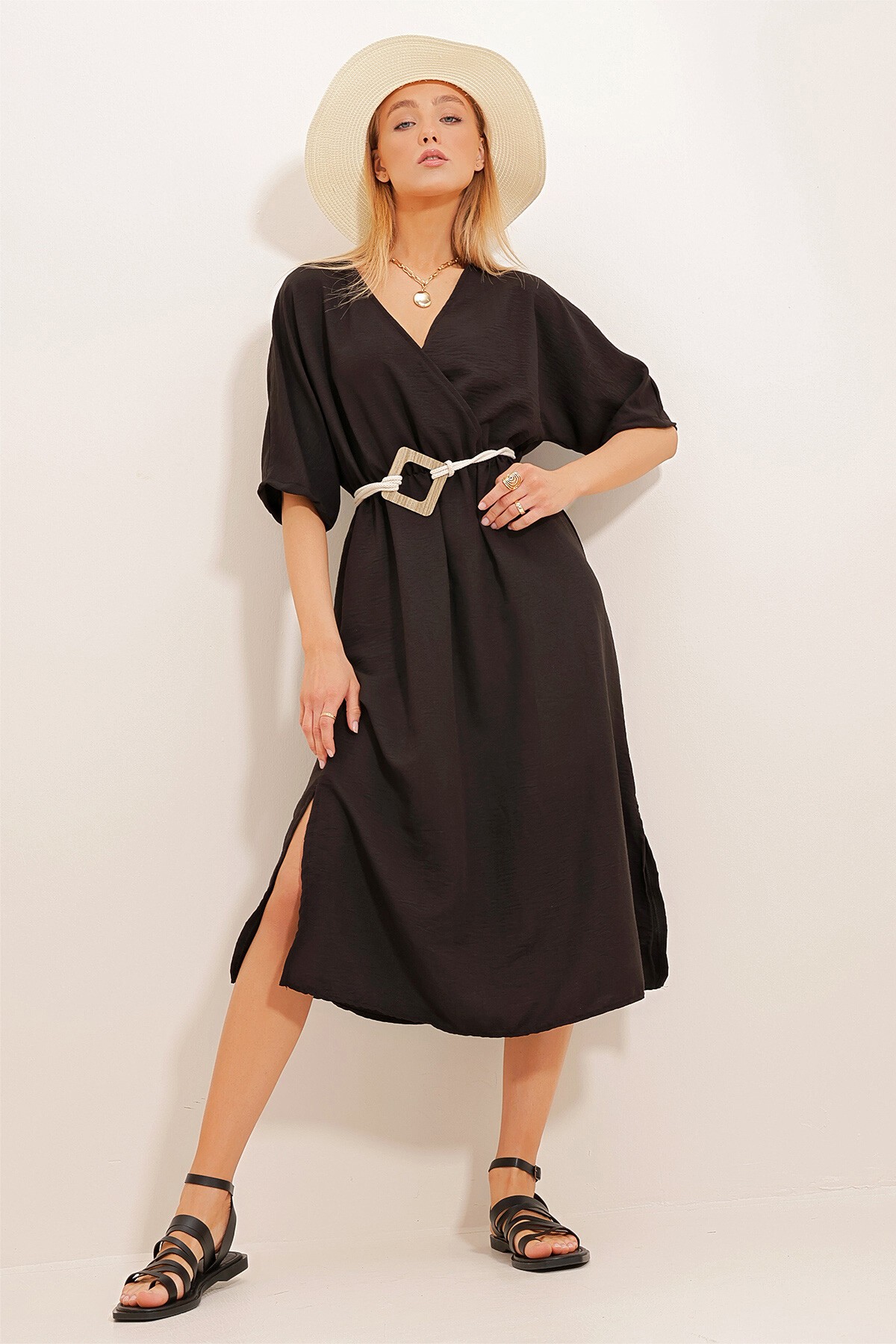 Siyah Kruvaze Yaka Yanı Yırtmaçlı Kemerli Dokuma Elbise