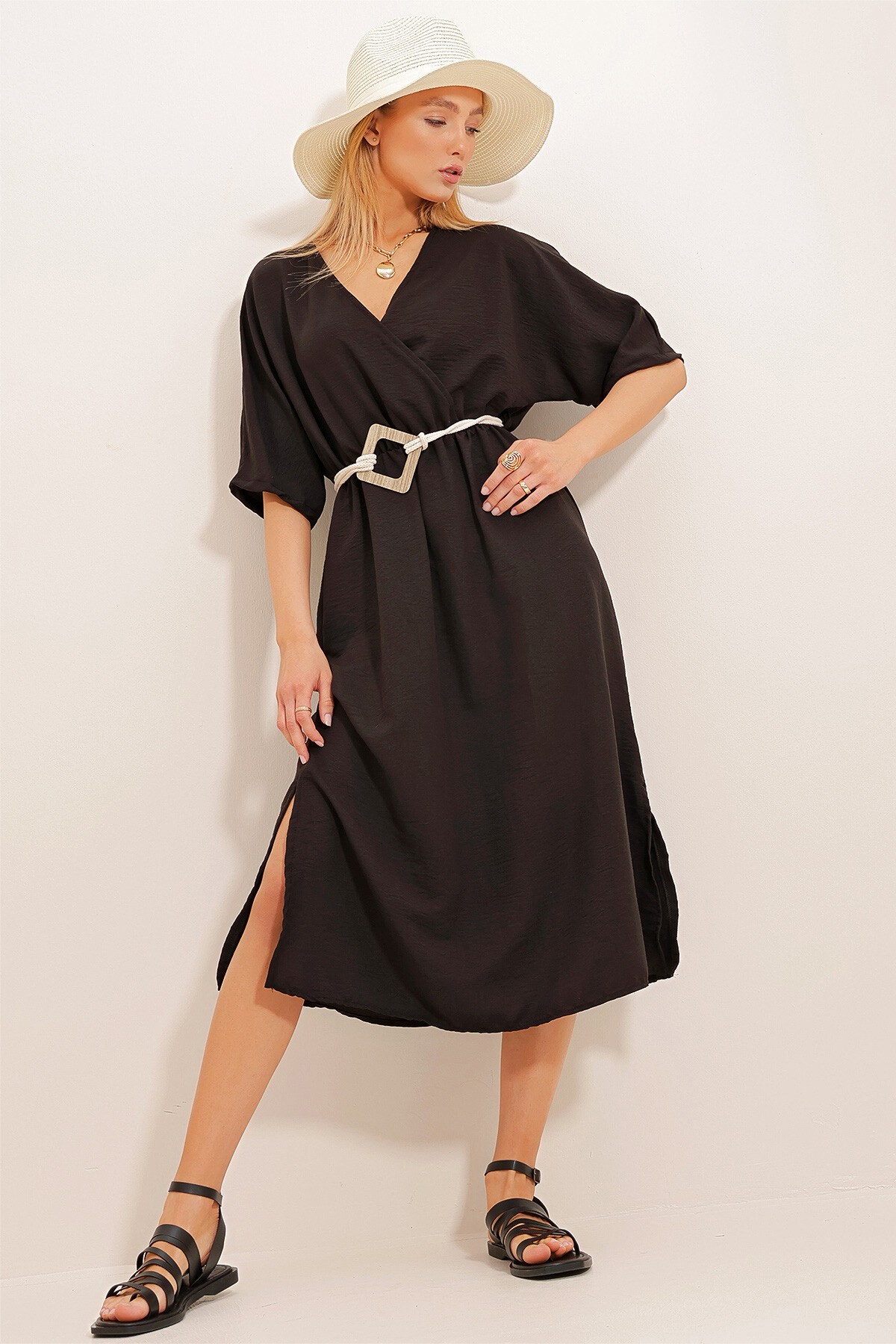 Siyah Kruvaze Yaka Yanı Yırtmaçlı Kemerli Dokuma Elbise