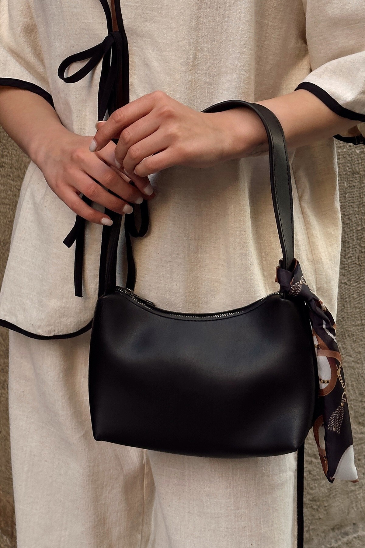 Siyah Kurdale Detaylı Çanta