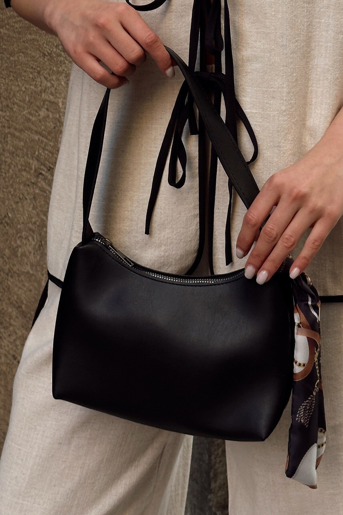 Siyah Kurdale Detaylı Çanta