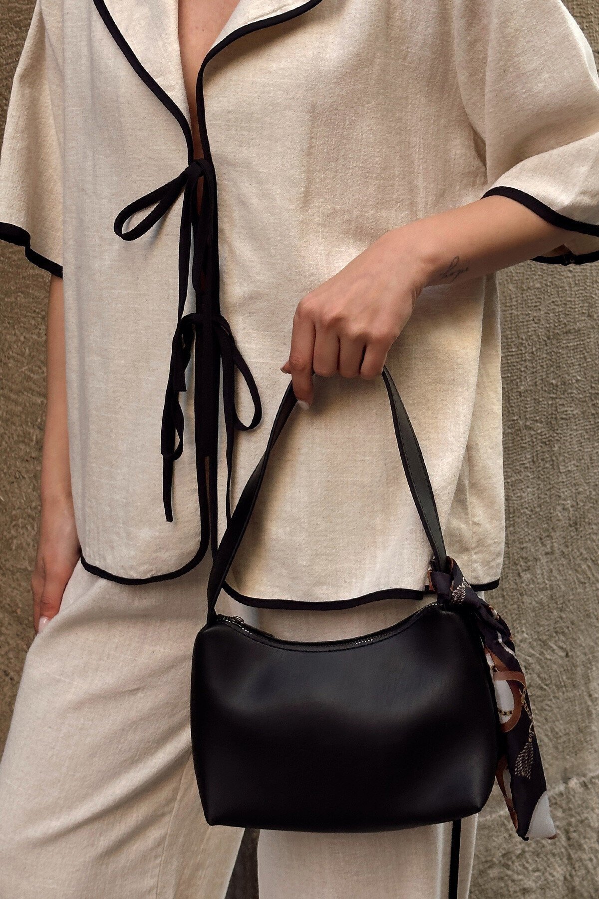 Siyah Kurdale Detaylı Çanta