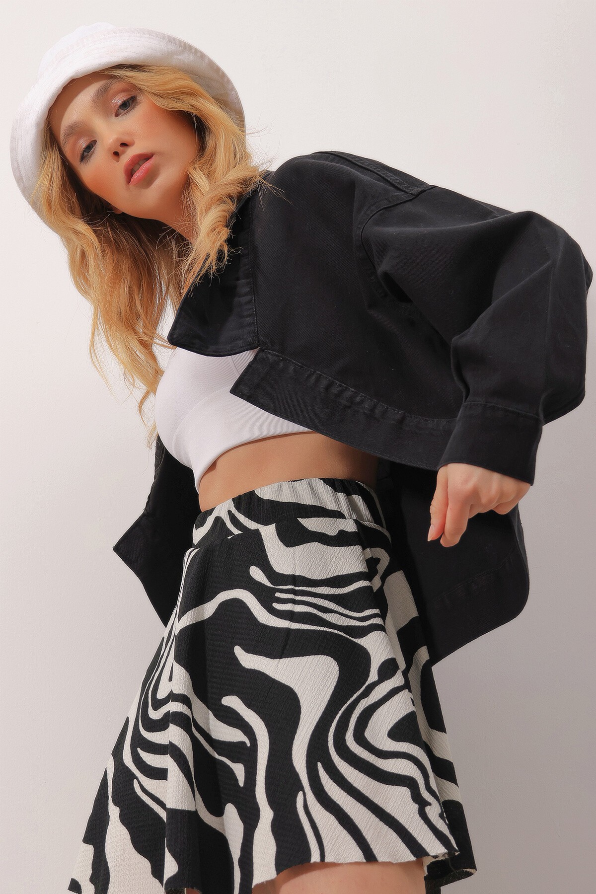 Siyah Oversize Oval Kesim Gömlek Yaka Crop Jean Ceket