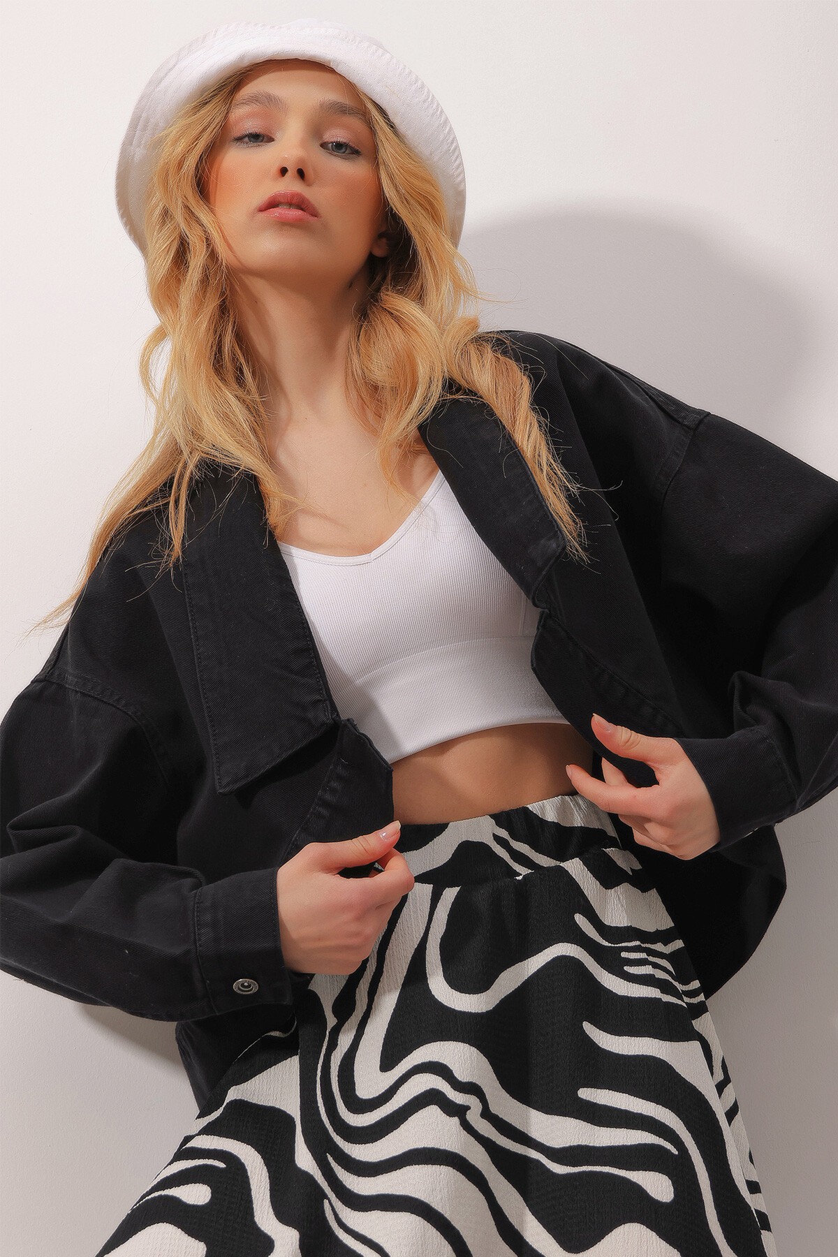 Siyah Oversize Oval Kesim Gömlek Yaka Crop Jean Ceket