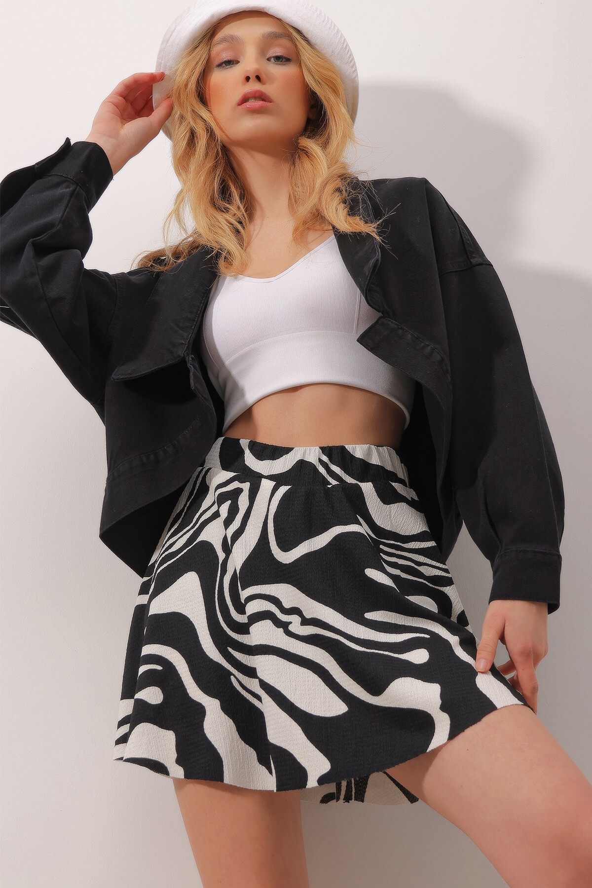 Siyah Oversize Oval Kesim Gömlek Yaka Crop Jean Ceket