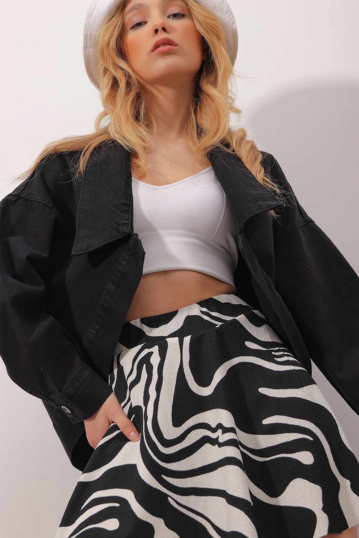 Siyah Oversize Oval Kesim Gömlek Yaka Crop Jean Ceket