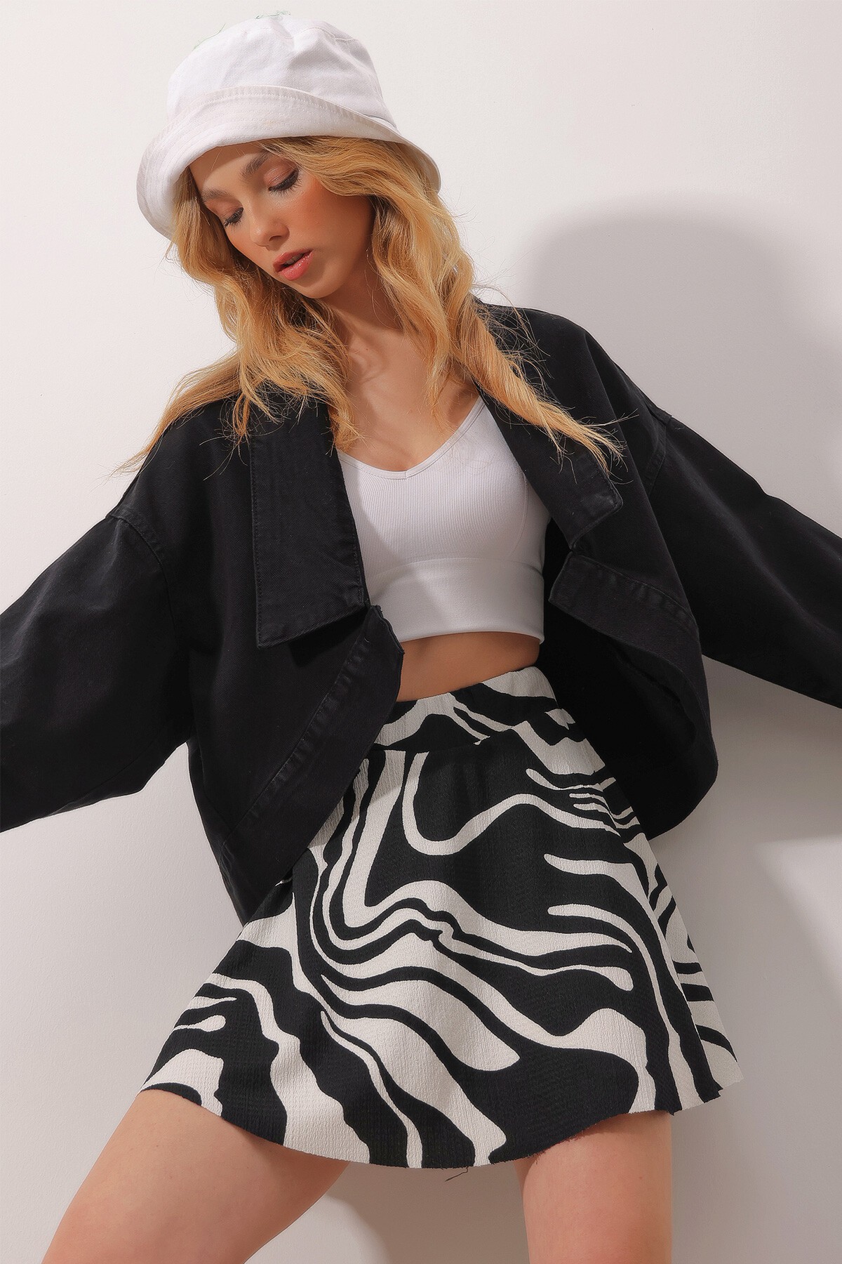 Siyah Oversize Oval Kesim Gömlek Yaka Crop Jean Ceket