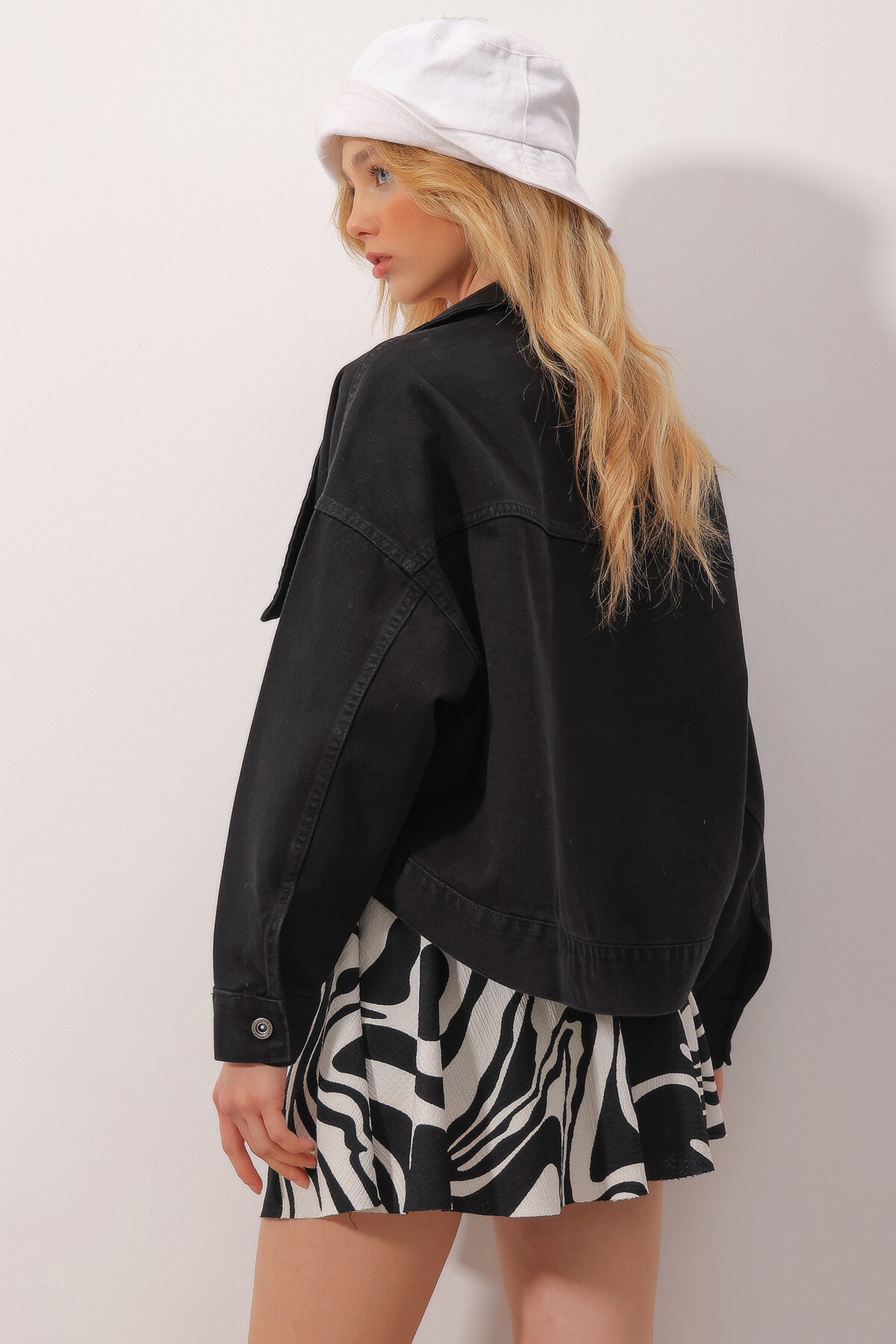 Siyah Oversize Oval Kesim Gömlek Yaka Crop Jean Ceket