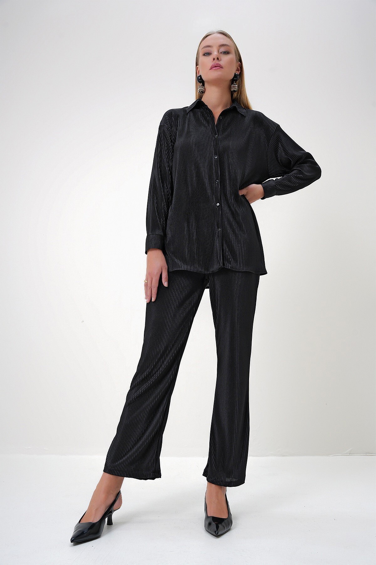 Siyah Piliseli Gömlek Ve Pantolon Alt Üst Takım