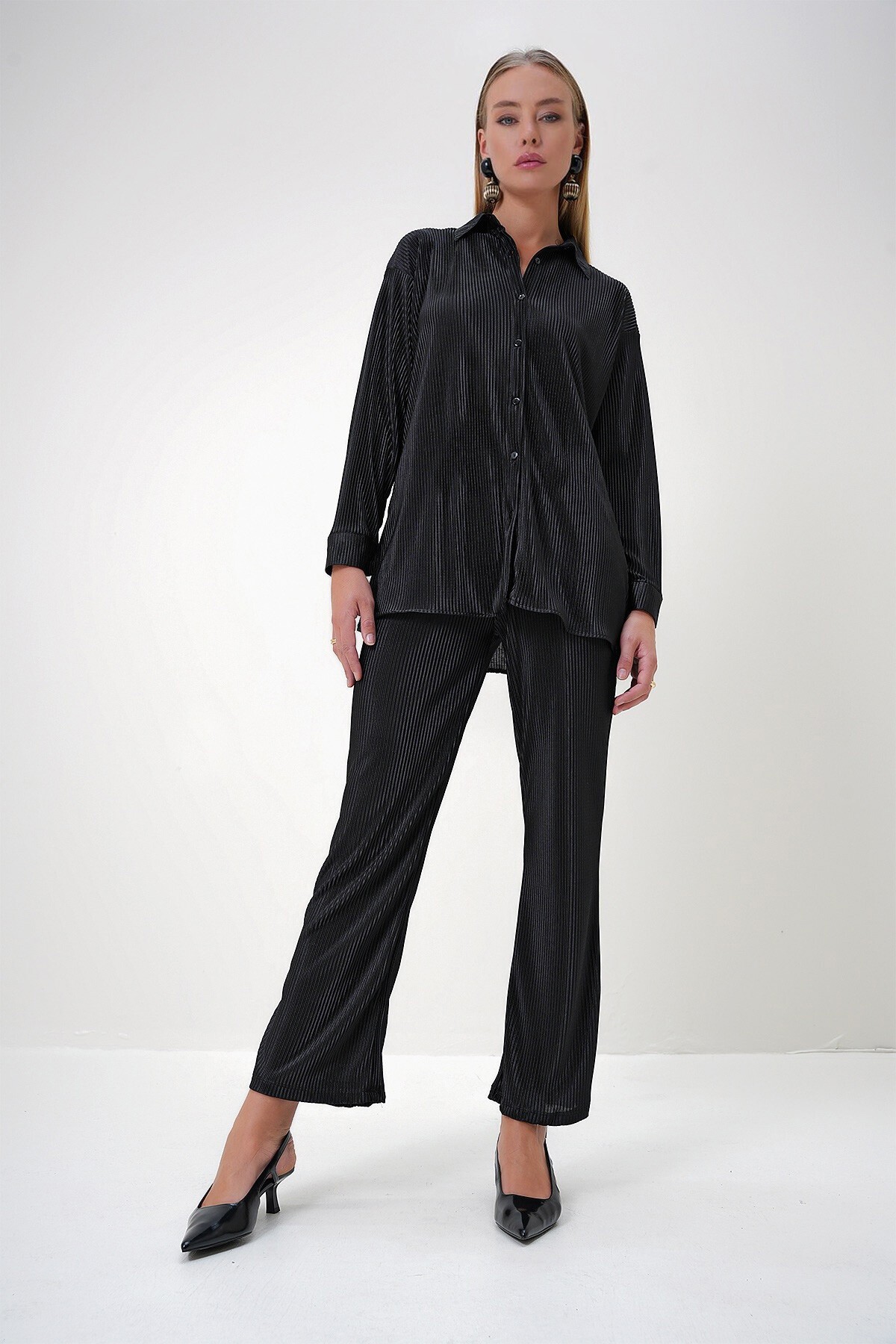 Siyah Piliseli Gömlek Ve Pantolon Alt Üst Takım