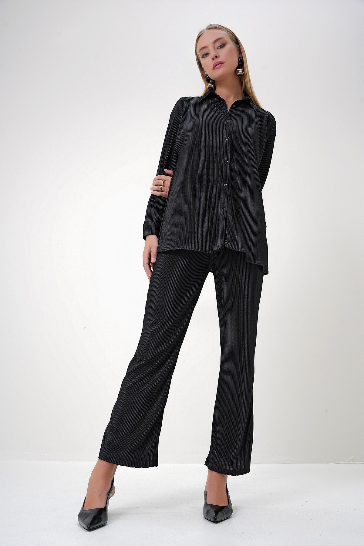 Siyah Piliseli Gömlek Ve Pantolon Alt Üst Takım