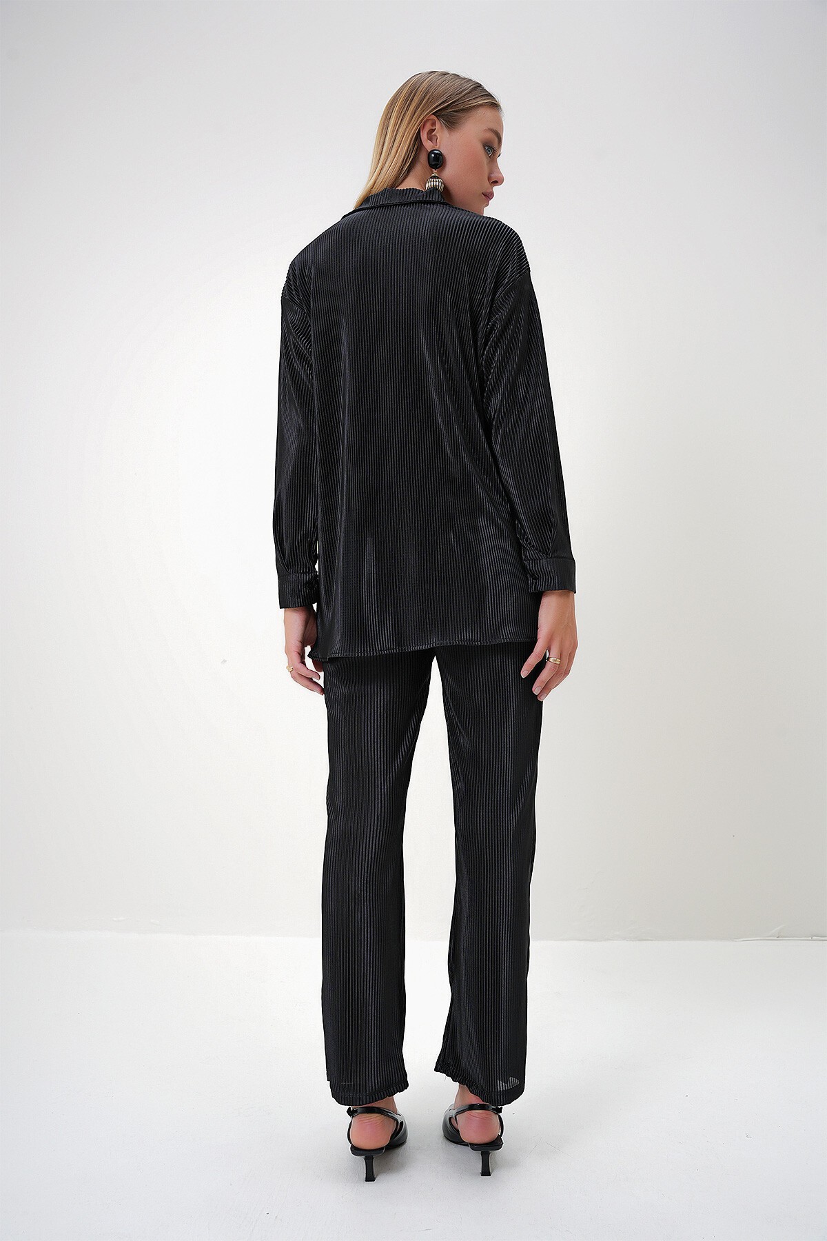 Siyah Piliseli Gömlek Ve Pantolon Alt Üst Takım