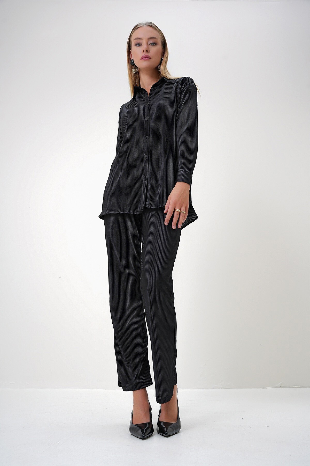 Siyah Piliseli Gömlek Ve Pantolon Alt Üst Takım