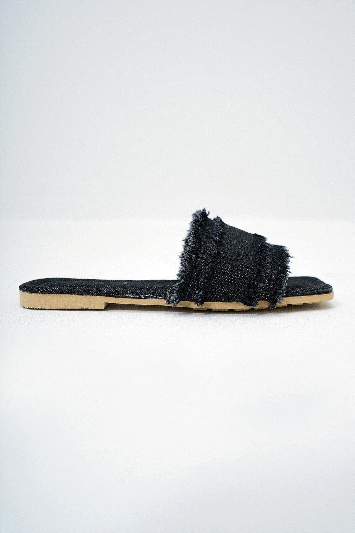 Siyah Püskül Detaylı Keten Kumaş Düz Terlik