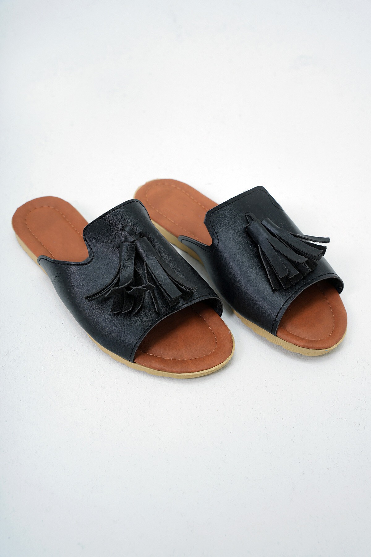 Siyah Püskül Detaylı Suni Deri Düz Taban Terlik