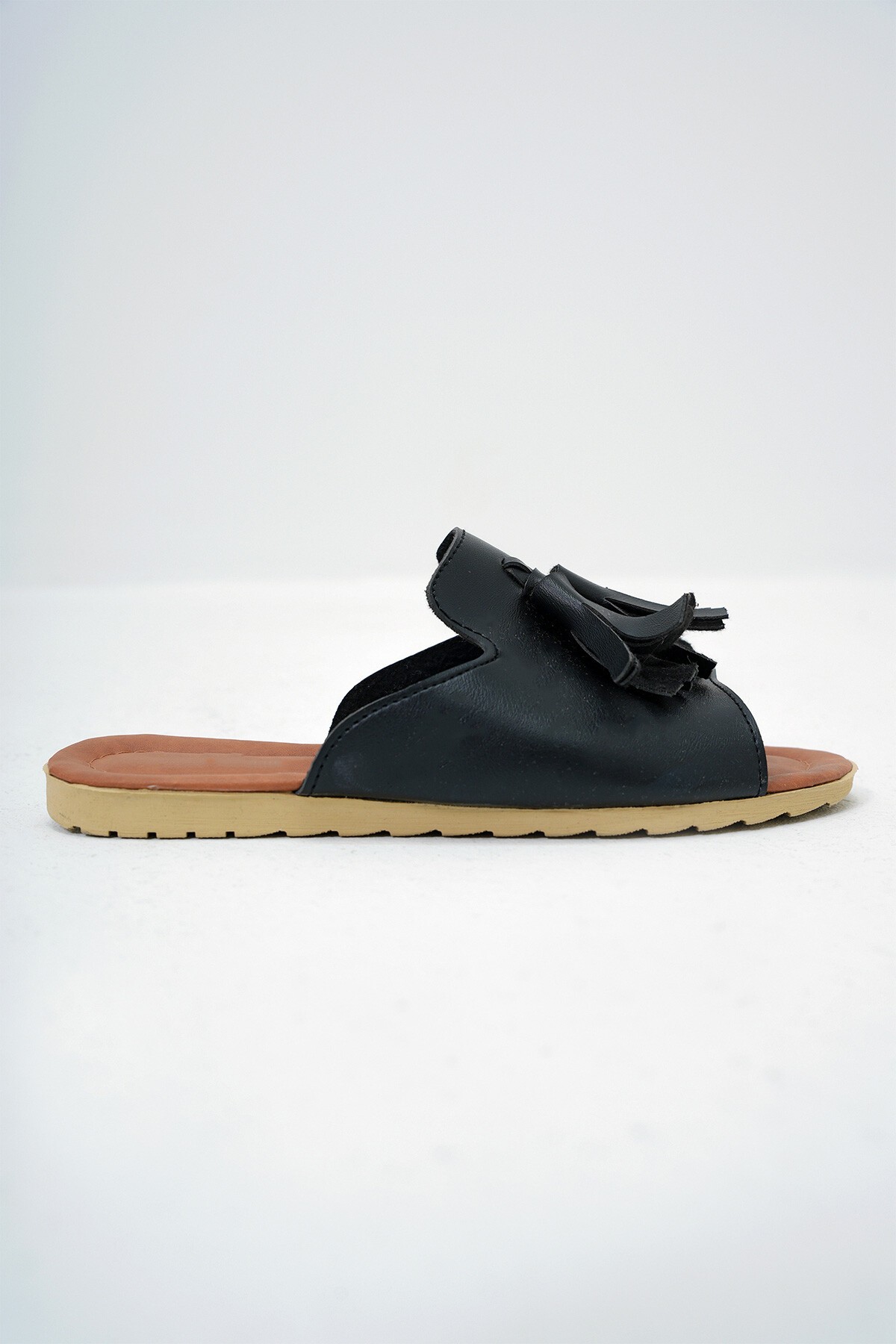 Siyah Püskül Detaylı Suni Deri Düz Taban Terlik