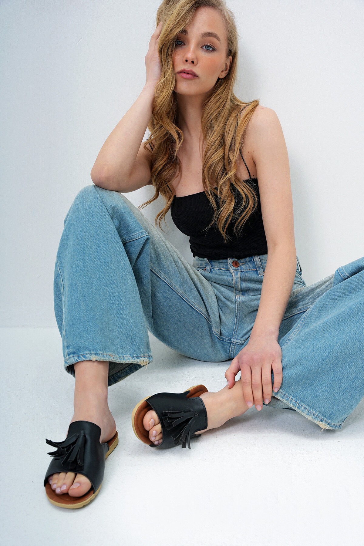 Siyah Püskül Detaylı Suni Deri Düz Taban Terlik