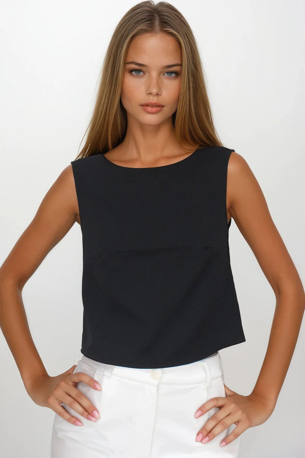 Siyah Sırtı Fiyonk Detaylı Bluz