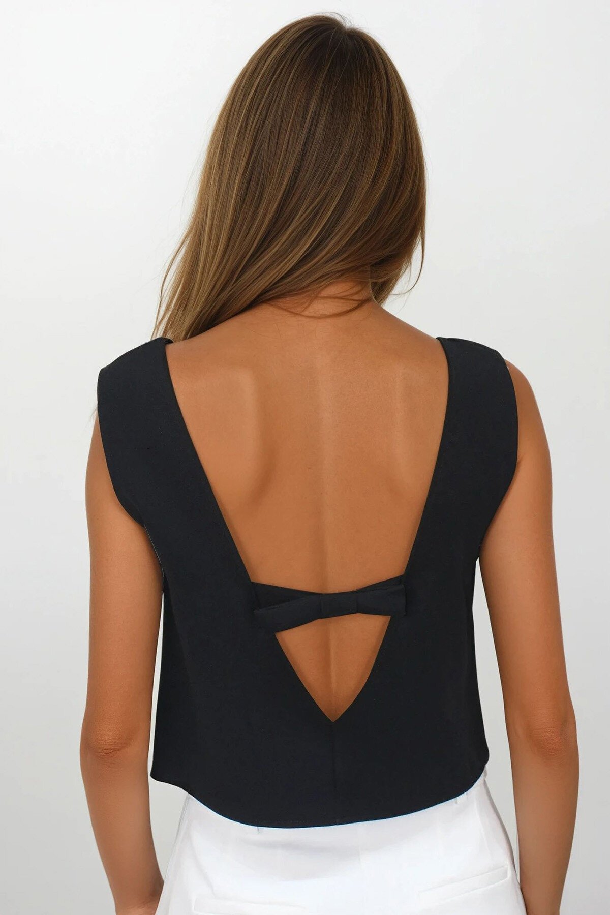 Siyah Sırtı Fiyonk Detaylı Bluz