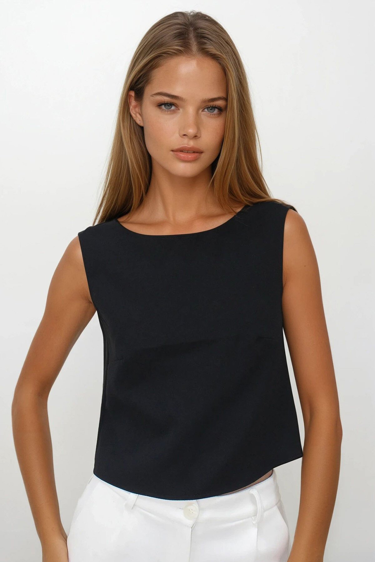 Siyah Sırtı Fiyonk Detaylı Bluz