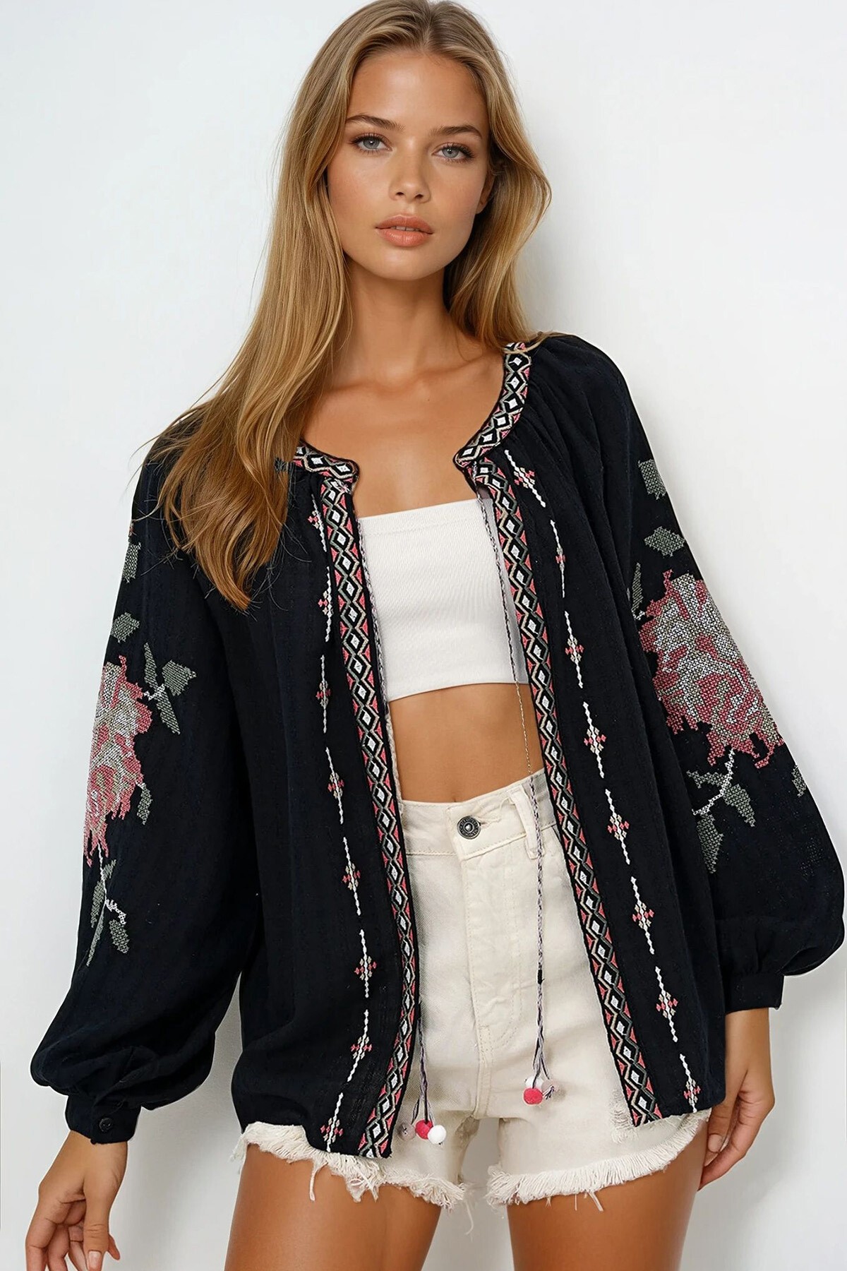 Siyah Sırtı Ve Kolları Nakış İşlemeli Balon Kol Ponpon Detaylı Yazlık Ceket