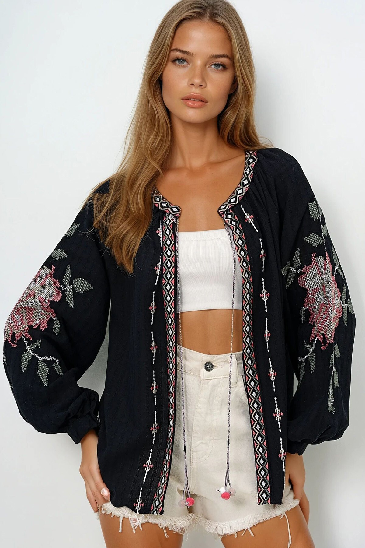 Siyah Sırtı Ve Kolları Nakış İşlemeli Balon Kol Ponpon Detaylı Yazlık Ceket