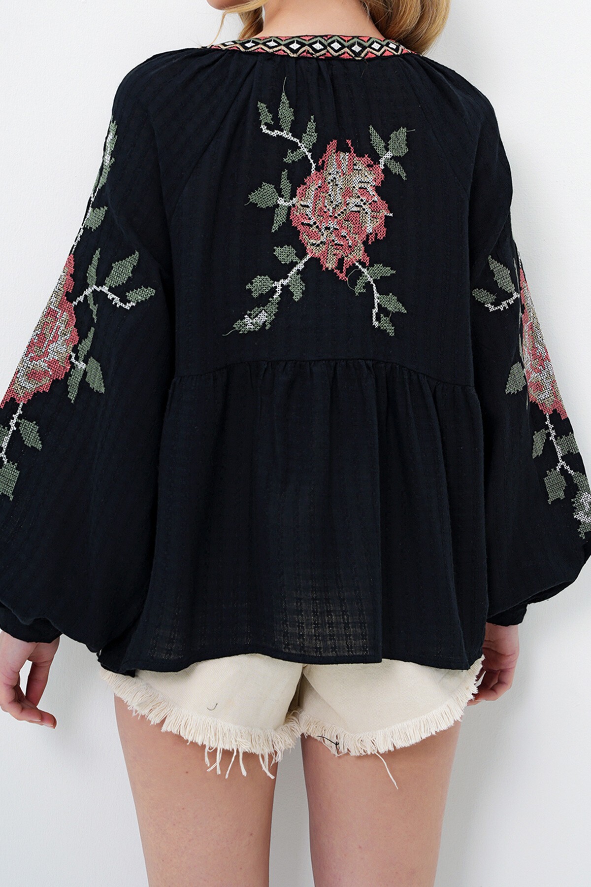 Siyah Sırtı Ve Kolları Nakış İşlemeli Balon Kol Ponpon Detaylı Yazlık Ceket