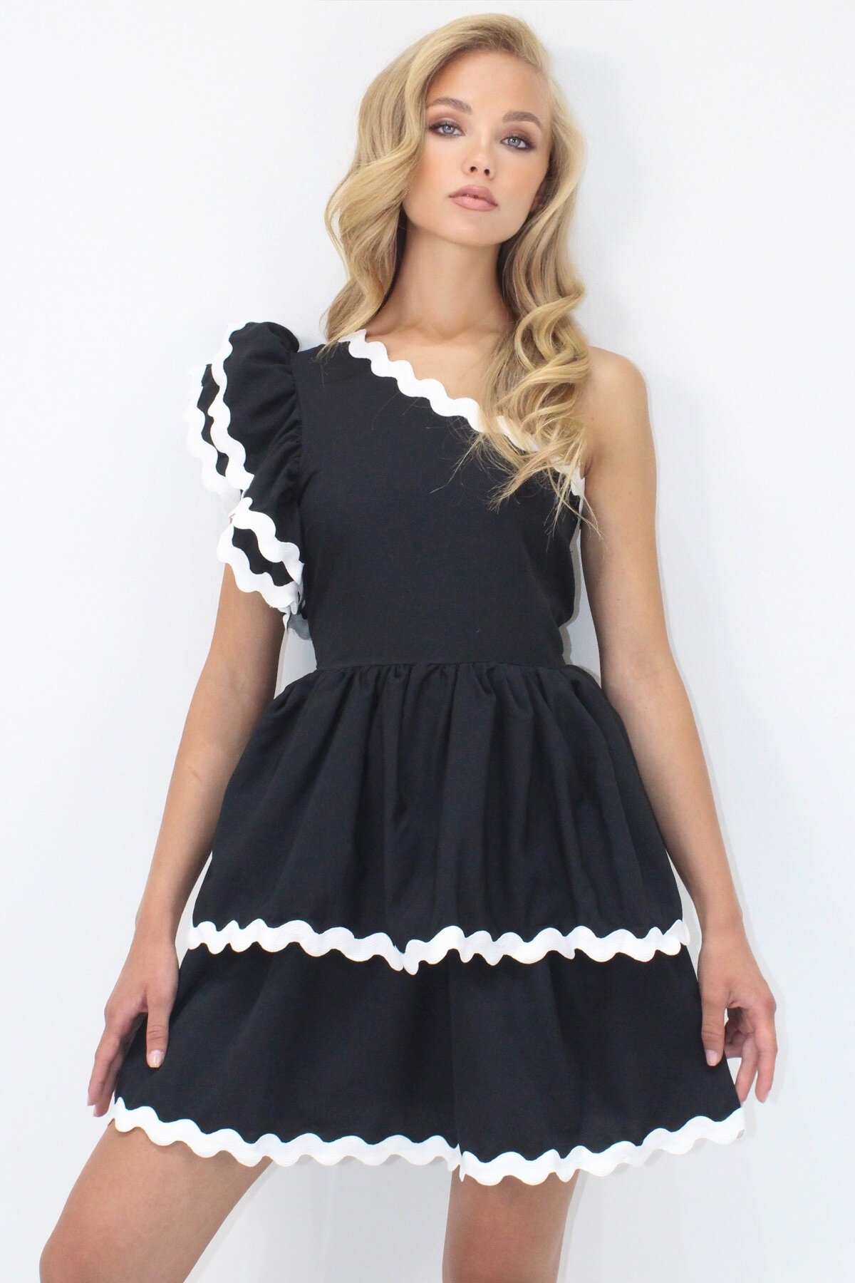 Siyah Tek Omuz Gizli Fermuarlı  Eteği Kat Kat Volanlı Dokuma Poplin Elbise