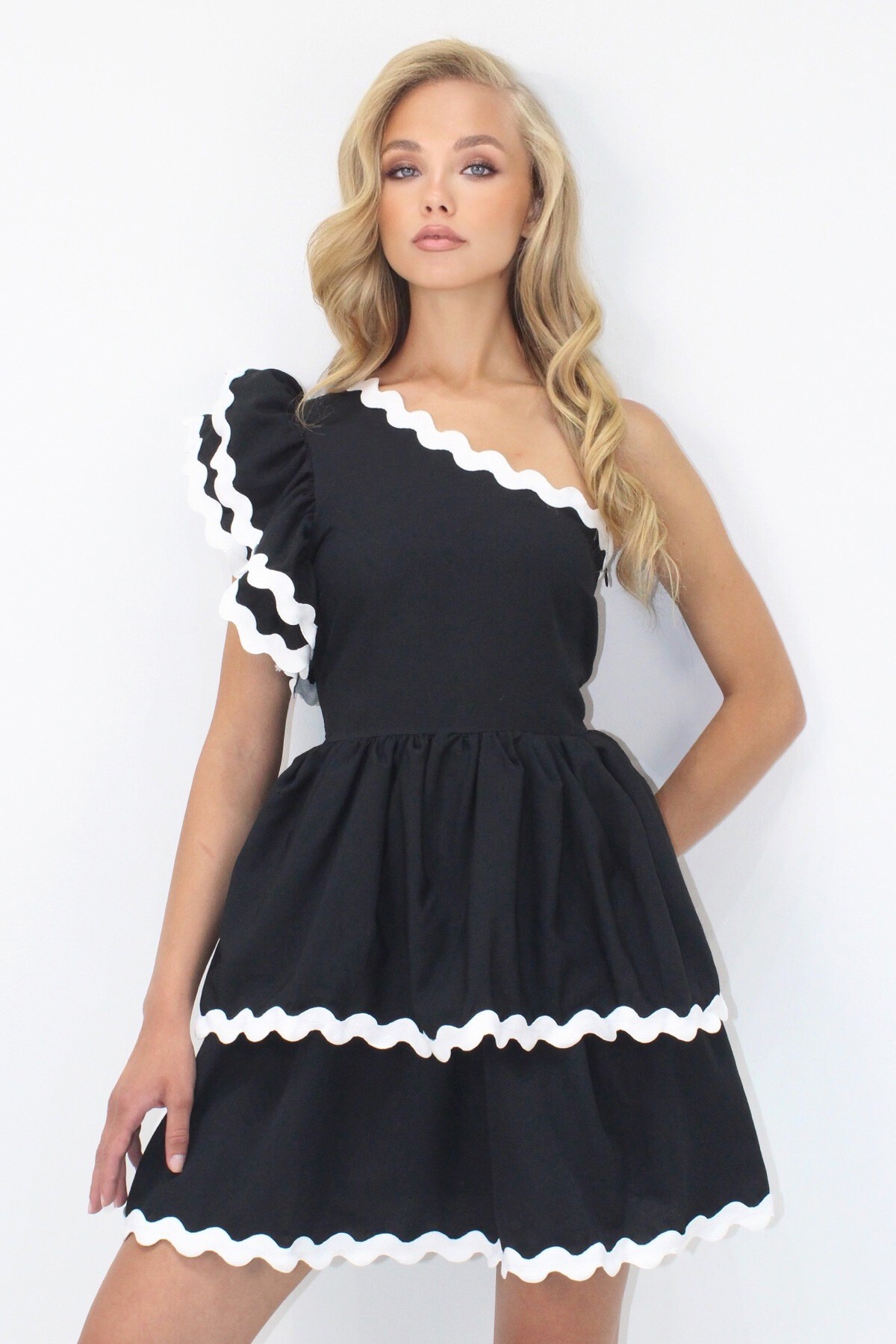 Siyah Tek Omuz Gizli Fermuarlı  Eteği Kat Kat Volanlı Dokuma Poplin Elbise