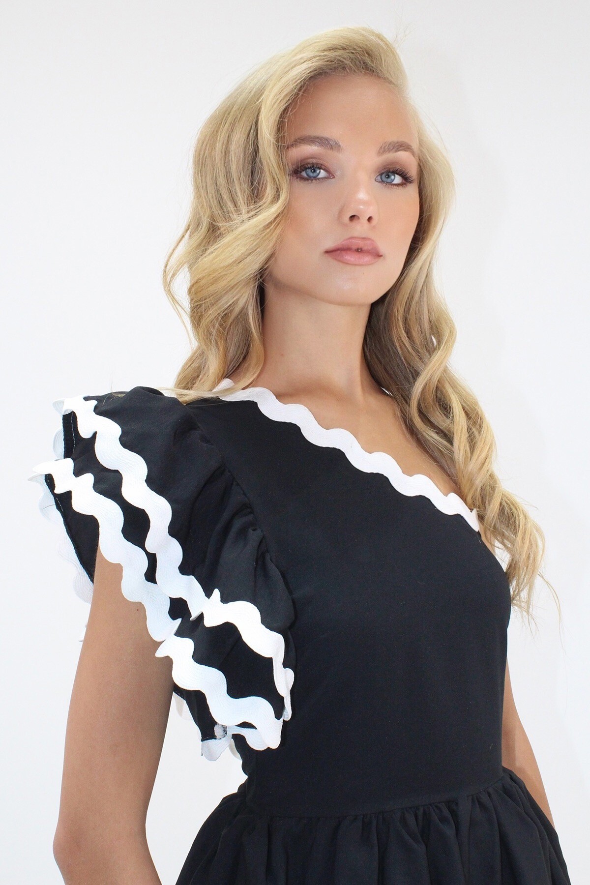 Siyah Tek Omuz Gizli Fermuarlı  Eteği Kat Kat Volanlı Dokuma Poplin Elbise