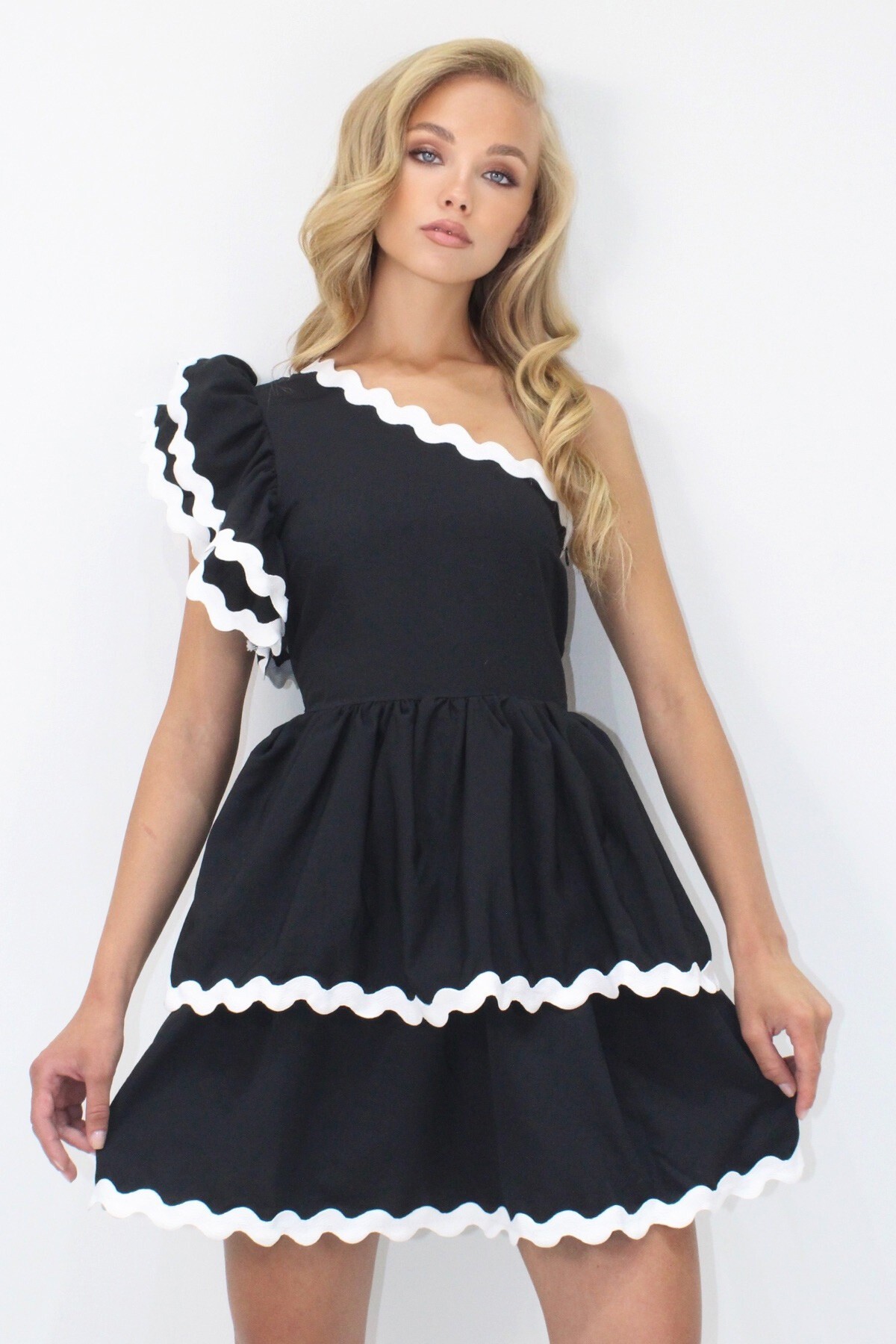 Siyah Tek Omuz Gizli Fermuarlı  Eteği Kat Kat Volanlı Dokuma Poplin Elbise