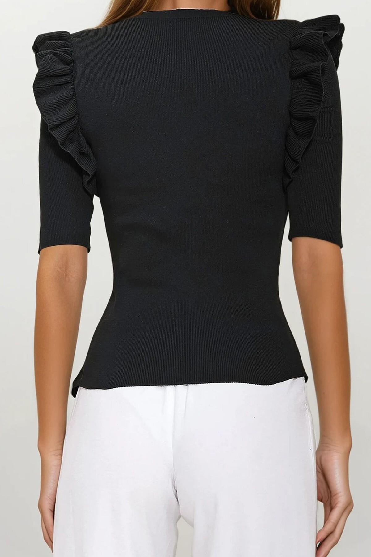 Siyah V Yaka Kolları Fırfırlı Triko Bluz